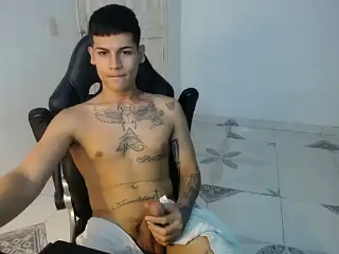 Snapshot of Clyde019 chatting on January 30, 9:58 pm Clyde019 online show from January 30, 9:58 pm