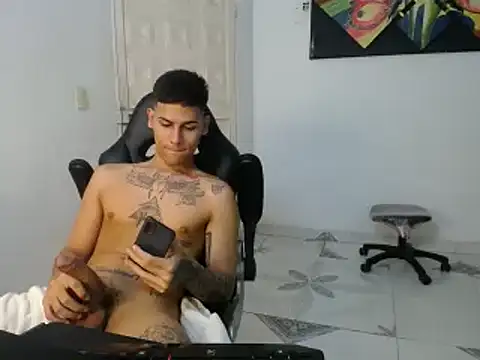 Snapshot of Clyde019 chatting on February 7, 1:15 am Clyde019 online show from February 7, 1:15 am