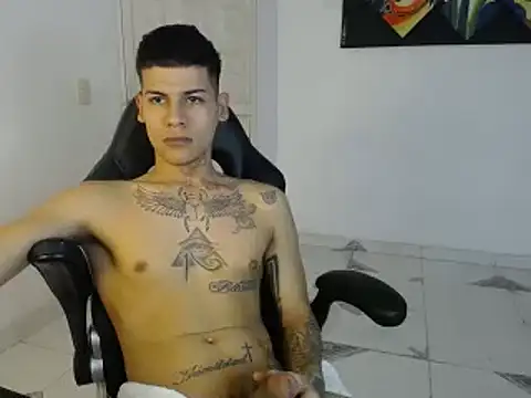 Snapshot of Clyde019 chatting on February 10, 5:41 pm Clyde019 online show from February 10, 5:41 pm