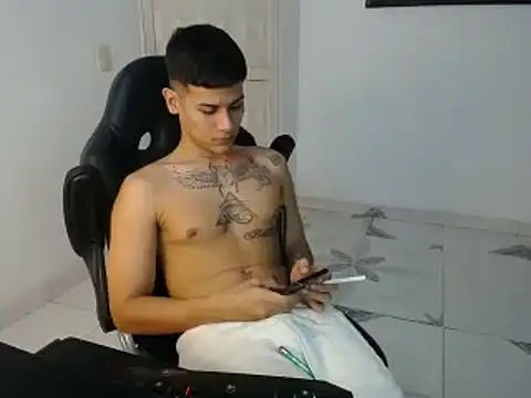 Snapshot of Clyde019 chatting on February 12, 12:27 am Clyde019 online show from February 12, 12:27 am