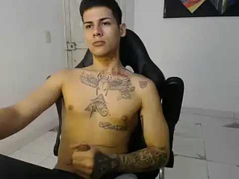 Snapshot of Clyde019 chatting on February 19, 6:10 pm Clyde019 online show from February 19, 6:10 pm