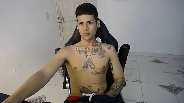 Snapshot of Clyde019 chatting on February 20, 4:57 pm Clyde019 online show from February 20, 4:57 pm