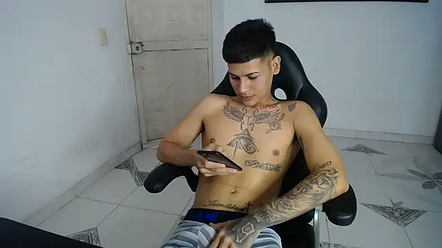 Snapshot of Clyde019 chatting on February 24, 3:53 pm Clyde019 online show from February 24, 3:53 pm