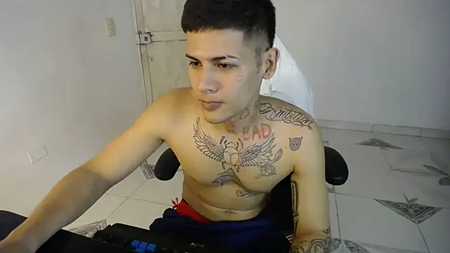 Snapshot of Clyde019 chatting on February 25, 5:15 pm Clyde019 online show from February 25, 5:15 pm