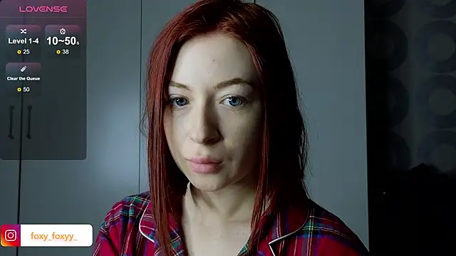 Snapshot of Cuteroxyfoxy chatting on December 23, 4:44 am Cuteroxyfoxy online show from December 23, 4:44 am