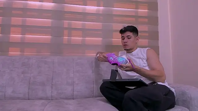 Snapshot of hell_twink chatting on January 13, 8:15 pm hell twink online show from January 13, 8:15 pm