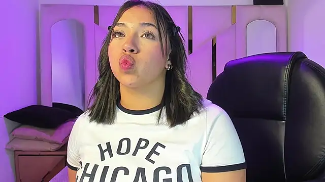 Snapshot of IsabellRodriguez18 chatting on April 4, 2:54 am IsabellRodriguez18 online show from April 4, 2:54 am