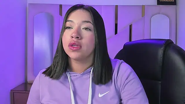 Snapshot of IsabellRodriguez18 chatting on April 6, 5:19 am IsabellRodriguez18 online show from April 6, 5:19 am