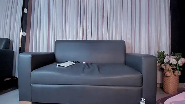 Samantha  cooper online show from February 25, 2:33 pm