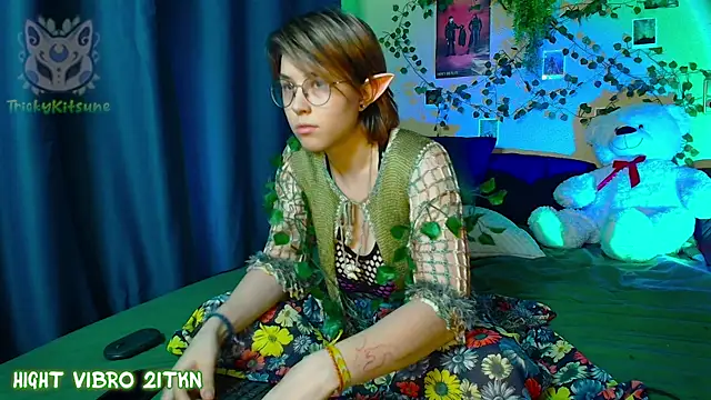 Snapshot of TrickyKitsune chatting on May 21, 2:57 pm TrickyKitsune online show from May 21, 2:57 pm