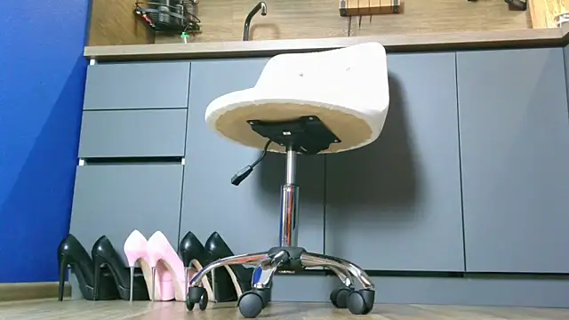 Jennifer Braun online show from March 12, 1:40 pm