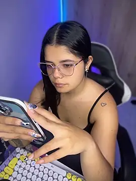 Snapshot of pretty_angela1 chatting on May 13, 10:17 pm pretty angela1 online show from May 13, 10:17 pm