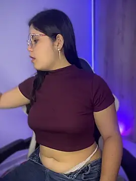 Snapshot of pretty_angela1 chatting on May 14, 6:37 pm pretty angela1 online show from May 14, 6:37 pm