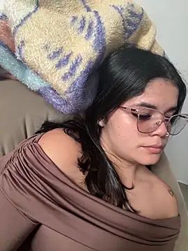 Snapshot of pretty_angela1 chatting on May 22, 10:04 pm pretty angela1 online show from May 22, 10:04 pm