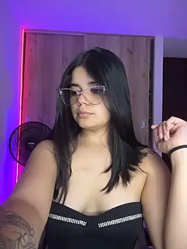 Snapshot of pretty_angela1 chatting on June 3, 3:42 am pretty angela1 online show from June 3, 3:42 am