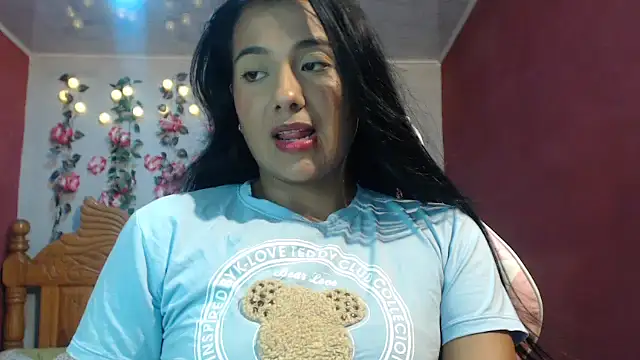 Snapshot of Coral0403 chatting on June 11, 12:43 am Coral0403 online show from June 11, 12:43 am