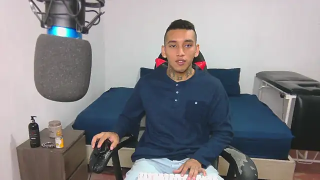 Snapshot of David_Adams2003 chatting on January 5, 2:19 pm David Adams2003 online show from January 5, 2:19 pm