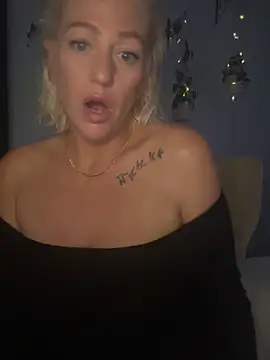 Snapshot of AlessasRoom chatting on September 25, 8:40 am AlessasRoom online show from September 25, 8:40 am