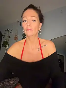 Snapshot of AlessasRoom chatting on November 11, 7:19 am AlessasRoom online show from November 11, 7:19 am