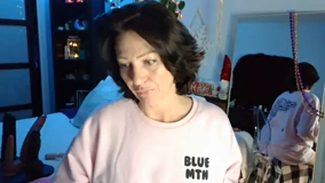 Snapshot of AlessasRoom chatting on December 5, 4:43 am AlessasRoom online show from December 5, 4:43 am