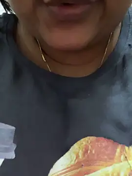 Snapshot of queen_pari chatting on December 17, 6:47 pm queen pari online show from December 17, 6:47 pm