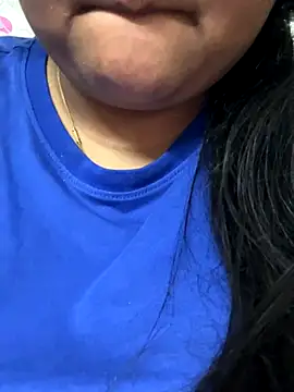 Snapshot of queen_pari chatting on December 18, 10:05 pm queen pari online show from December 18, 10:05 pm