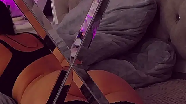 KimKhallifa online show from March 7, 4:11 pm