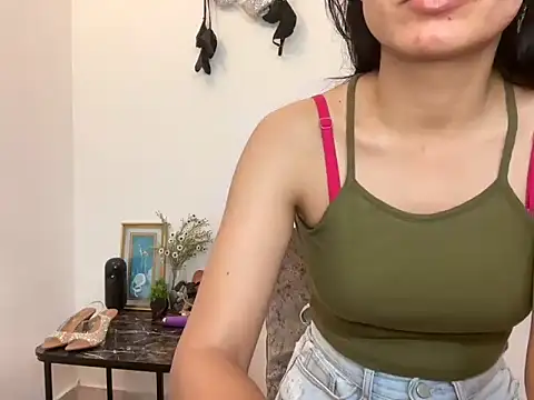 Snapshot of roseofvenom chatting on February 13, 4:17 pm roseofvenom online show from February 13, 4:17 pm