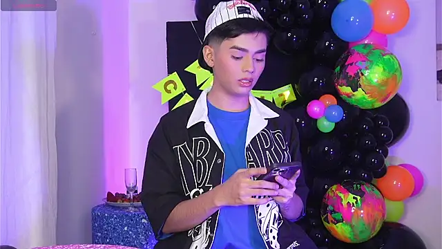 Snapshot of Maxi_little chatting on March 1, 8:00 pm Maxi little online show from March 1, 8:00 pm