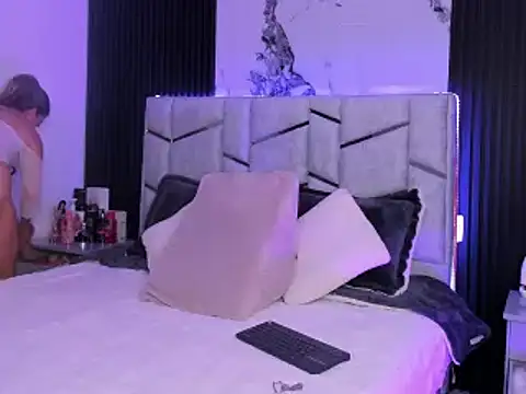 daniiphoeniixx online show from February 12, 7:35 pm