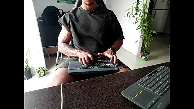 Snapshot of Adam_Valenciia chatting on June 6, 8:46 pm Adam Valenciia online show from June 6, 8:46 pm