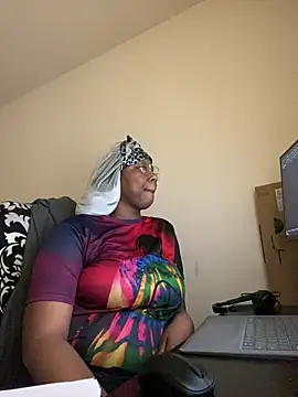 Snapshot of DamnBubbles chatting on February 10, 10:51 pm DamnBubbles online show from February 10, 10:51 pm