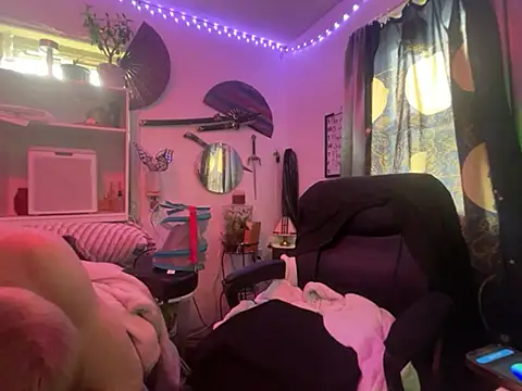 Trystan Spellman online show from May 1, 1:48 pm
