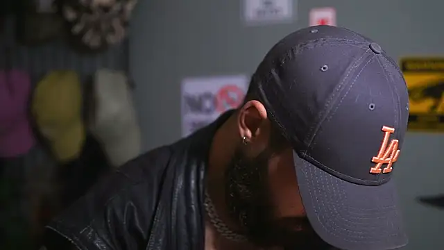 Snapshot of HairyRobxxx chatting on November 19, 4:29 pm HairyRobxxx online show from November 19, 4:29 pm