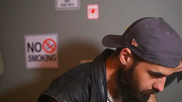 Snapshot of HairyRobxxx chatting on November 26, 9:05 pm HairyRobxxx online show from November 26, 9:05 pm