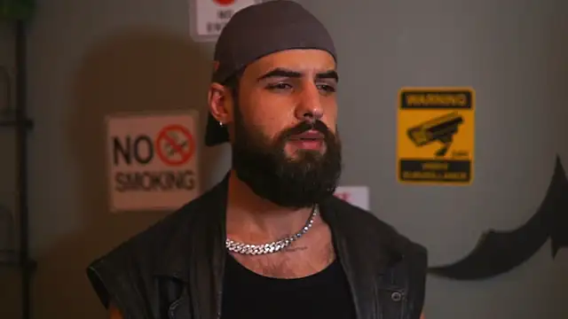 Snapshot of HairyRobxxx chatting on November 28, 10:34 pm HairyRobxxx online show from November 28, 10:34 pm