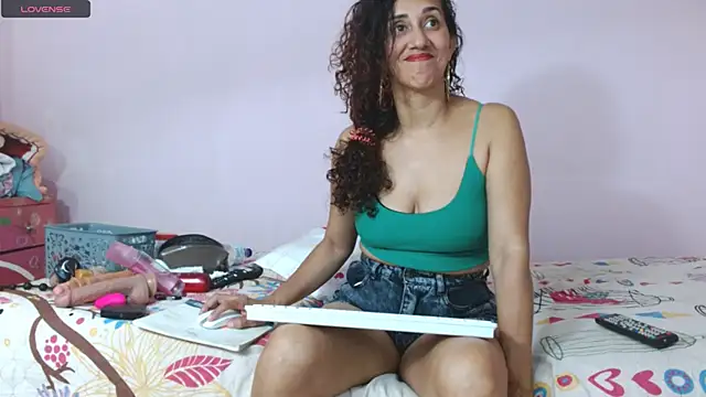 latinabueno41 online show from February 16, 2:09 am