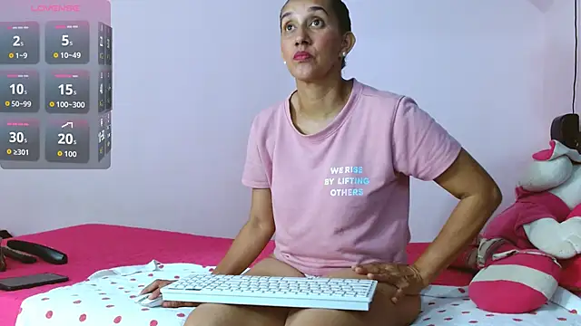 latinabueno41 online show from October 16, 12:44 am