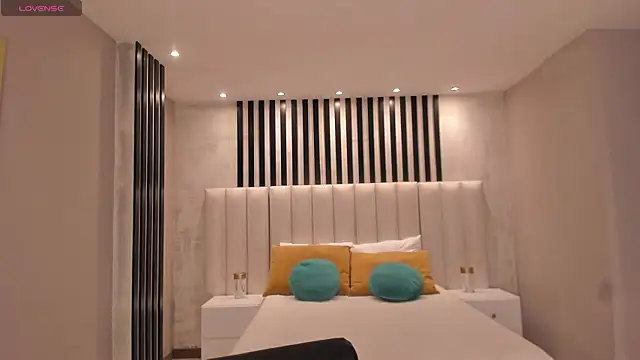 NiaSalvatore online show from December 1, 6:46 pm