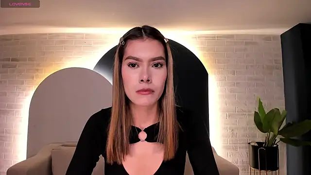 NiaSalvatore online show from June 6, 6:45 pm