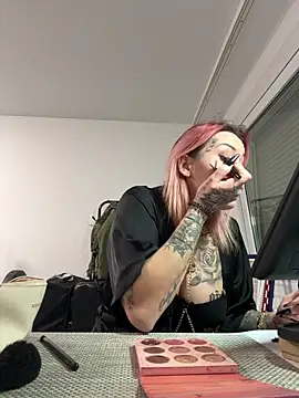 Mia-Fuchs online show from March 5, 5:40 am