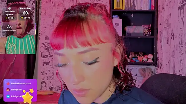 Snapshot of NickiYoung chatting on April 17, 6:11 pm NickiYoung online show from April 17, 6:11 pm