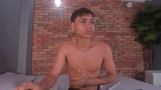 Snapshot of adam_piarse01 chatting on December 3, 9:13 pm adam piarse01 online show from December 3, 9:13 pm