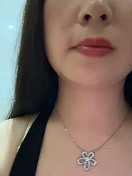 Snapshot of SSSniang- chatting on May 4, 12:45 pm SSSniang- online show from May 4, 12:45 pm