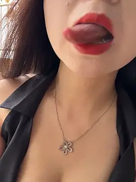 Snapshot of SSSniang- chatting on July 31, 11:37 pm SSSniang- online show from July 31, 11:37 pm