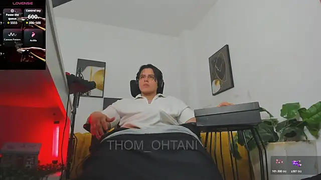 Snapshot of Thom_Ohtani chatting on August 1, 12:10 am Thom Ohtani online show from August 1, 12:10 am