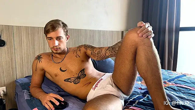 Snapshot of YourMarsLove chatting on February 4, 1:34 am YourMarsLove online show from February 4, 1:34 am