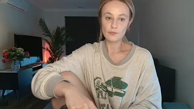naughtykirra online show from July 27, 4:52 am