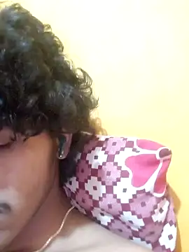 Snapshot of CosmicEmuu chatting on February 3, 6:17 pm CosmicEmuu online show from February 3, 6:17 pm