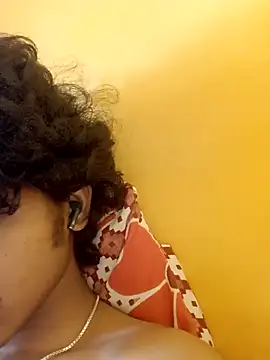 Snapshot of CosmicEmuu chatting on February 14, 10:07 am CosmicEmuu online show from February 14, 10:07 am